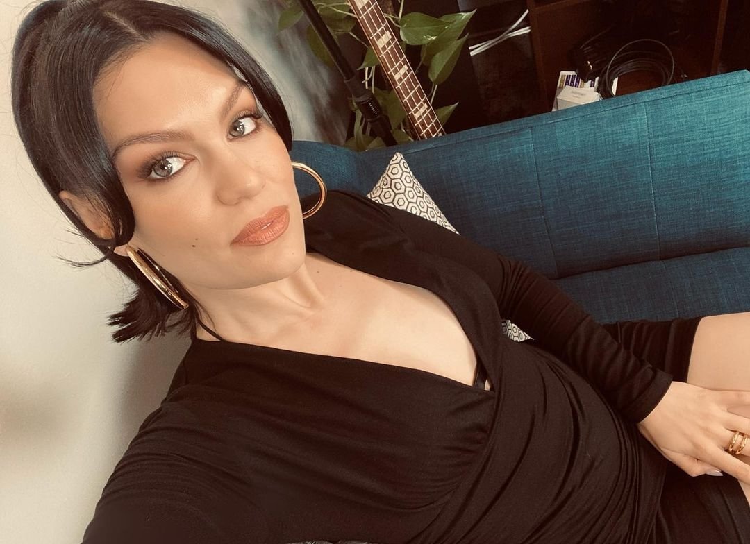 Jessie J: Αποκαλύπτει στο κοινό της ότι έχασε πρόσφατα τη φωνή της και στην συνέχεια απέβαλε