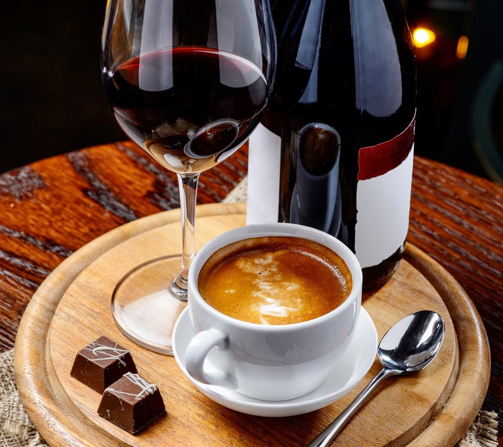 Κορυφαίος καρδιολόγος απαντά στο αν η σοκολάτα, ο καφές και το κρασί κάνουν τελικά καλό στην καρδιά