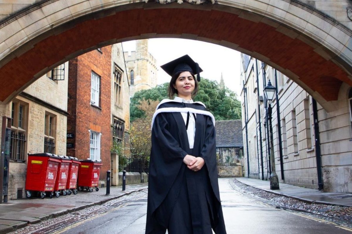 Malala Yousafzai: Αποφοίτησε και επίσημα από το Πανεπιστήμιο της Οξφόρδης –  «Ειπώθηκαν κάτι Λατινικά και προφανώς έχω πτυχίο»