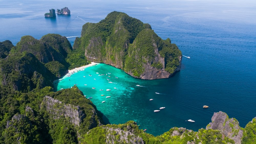 Maya Bay: Ο κόλπος της Ταϊλάνδης που έγινε γνωστός από το «The Beach» ανοίγει ξανά μετά από 3 χρόνια