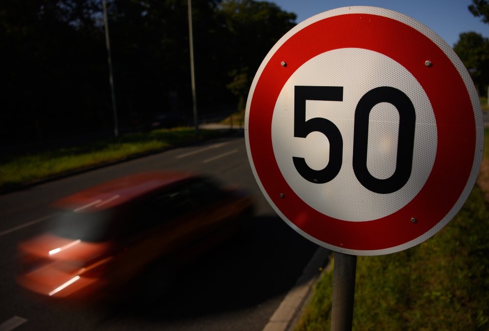 Γίνονται υποχρεωτικοί οι περιοριστές ταχύτητας στα αυτοκίνητα – Ποια τα 2 στάδια εφαρμογής του μέτρου
