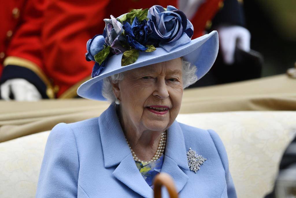 Μας την έσκασε: Η βασίλισσα Ελισάβετ έβαλε τέλος στις φήμες για την υγεία της – Έκανε βόλτα με την Jaguar της