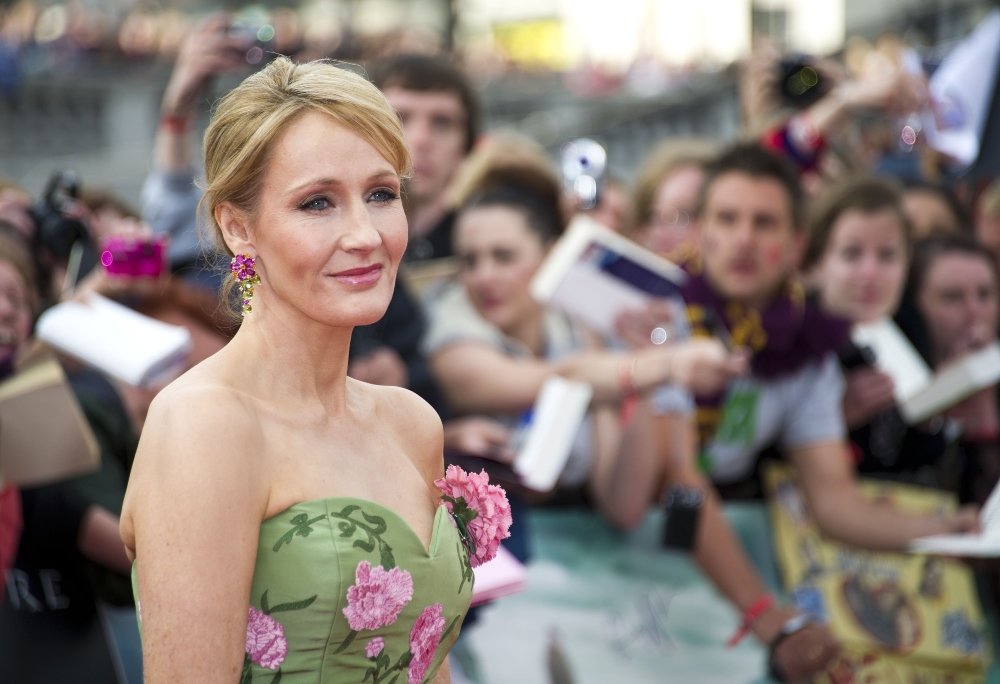 Warner Bros: Τώρα είναι καλή η J.K. Rowling; Αποφάσισε να την υποστηρίξει το στούντιο παραγωγής