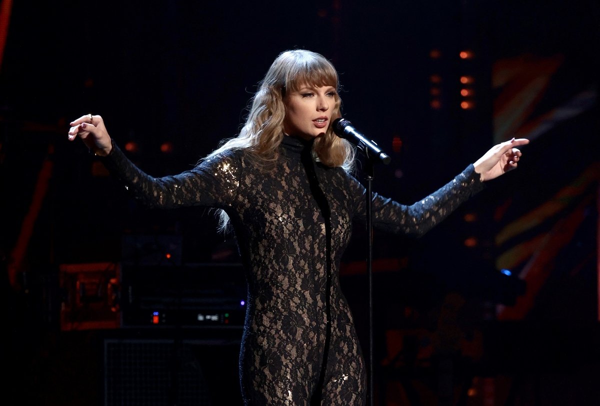 Η Τέιλορ Σουίφτ σπάει ακόμη ένα ρεκόρ: Έγινε η γυναίκα με τα περισσότερα No 1 άλμπουμ στην ιστορία