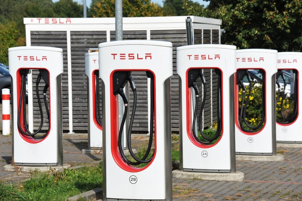 Tesla: Ανοίγει σταθμούς φόρτισης για όλα τα brands ηλεκτρονικών αυτοκινήτων για μετάβαση του κόσμου στη βιώσιμη ενέργεια