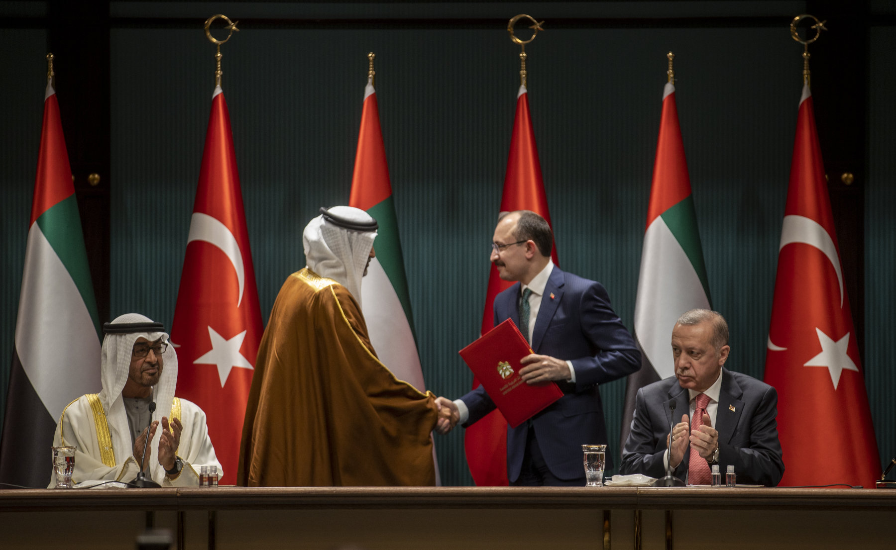 ΗΑΕ: Συμφωνία 10 δισ. δολαρίων με την Τουρκία μετά την κατάρρευση της λίρας