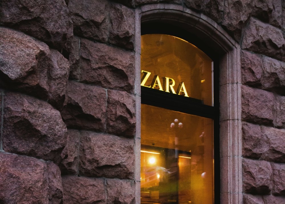 Zara: Παγκόσμιο μποϊκοτάζ εις βάρος της εταιρείας μετά την καμπάνια που παραπέμπει στην αιματοχυσία στη Γάζα