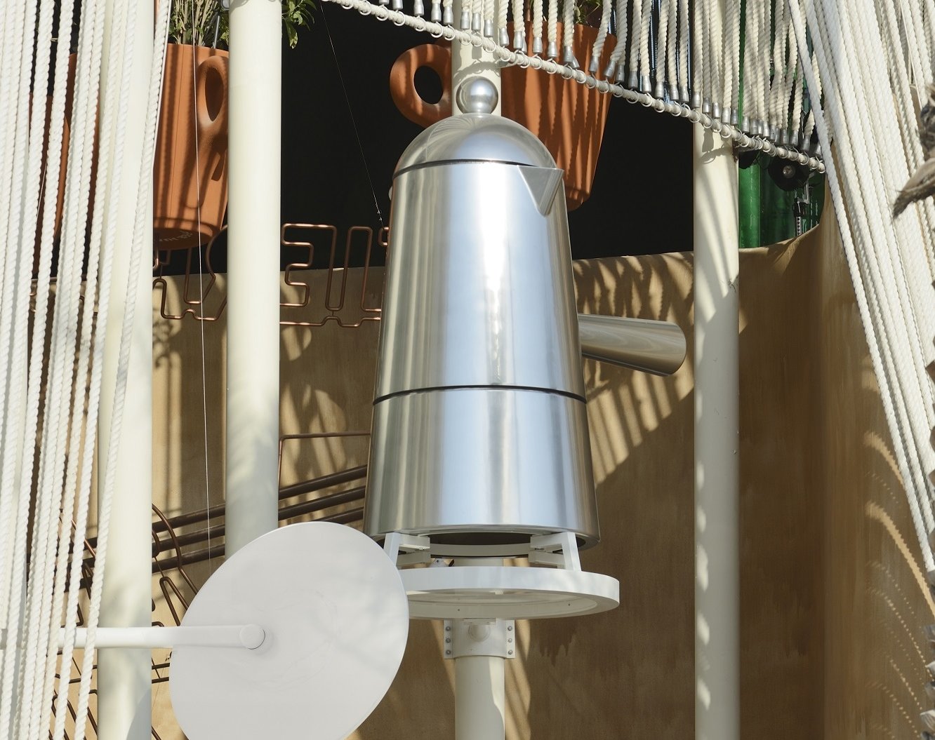 Solar Moka: Μια γιγάντια καφετιέρα που φτιάχνει καφέ με ηλιακή ενέργεια στην Expo Dubai 2020