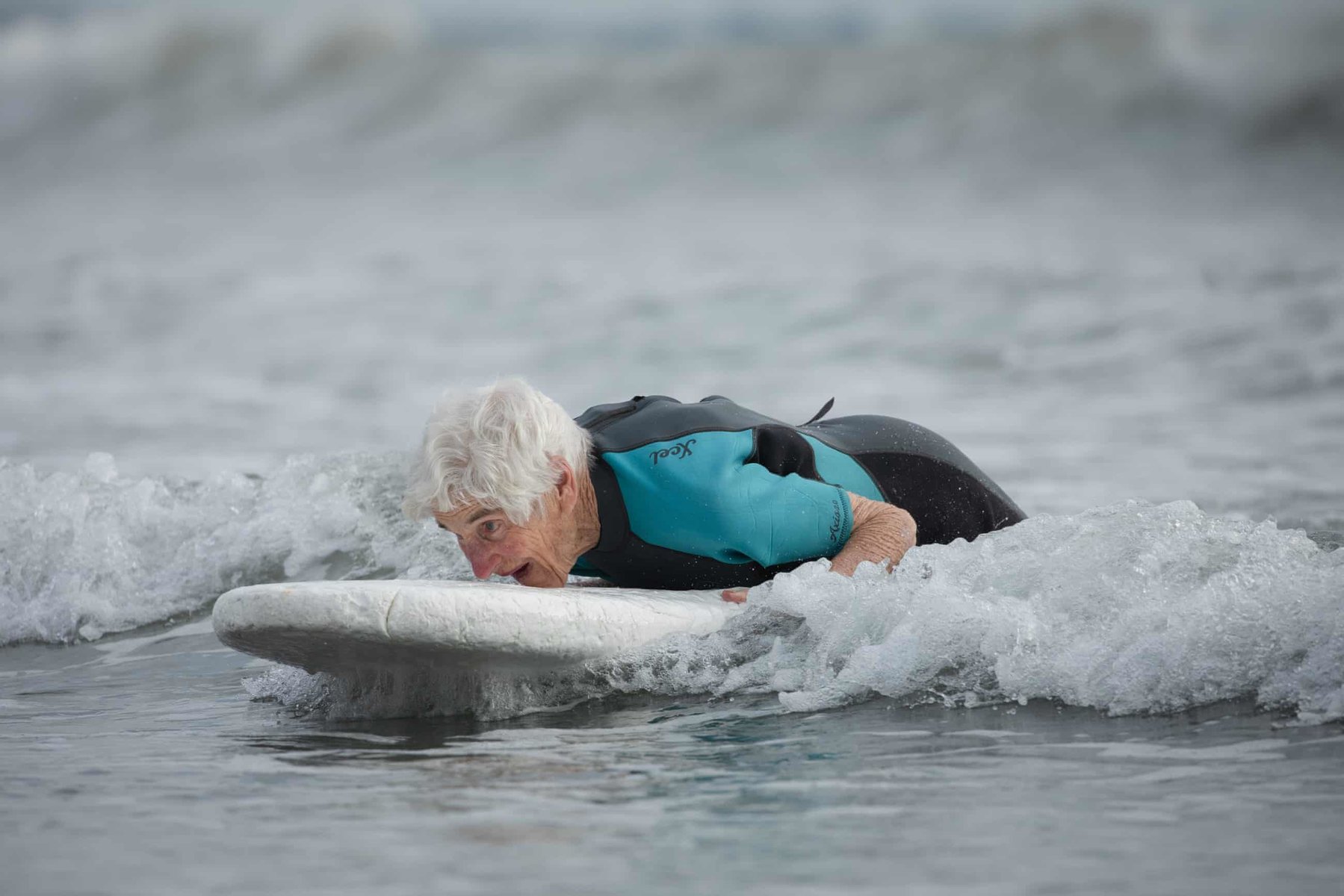 Nancy Meherne: Η 92χρονη σέρφερ που δεν εγκαταλείπει το πάθος της για τα κύματα
