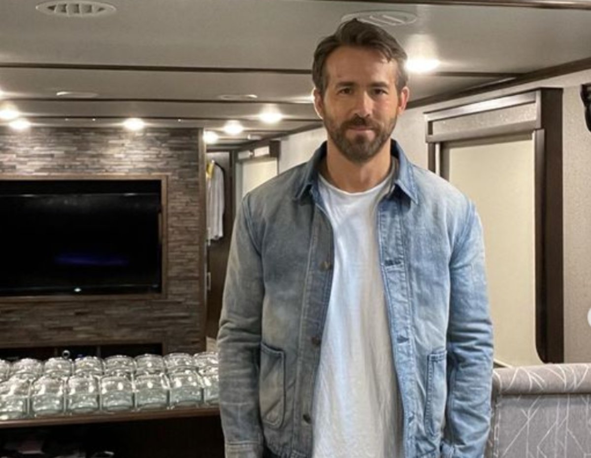 Ryan Reynolds: Σε πιτσαρία της Νέας Υόρκης νομίζουν ότι είναι ο Ben Affleck – «Τους λέω πώς είναι η J.LO»