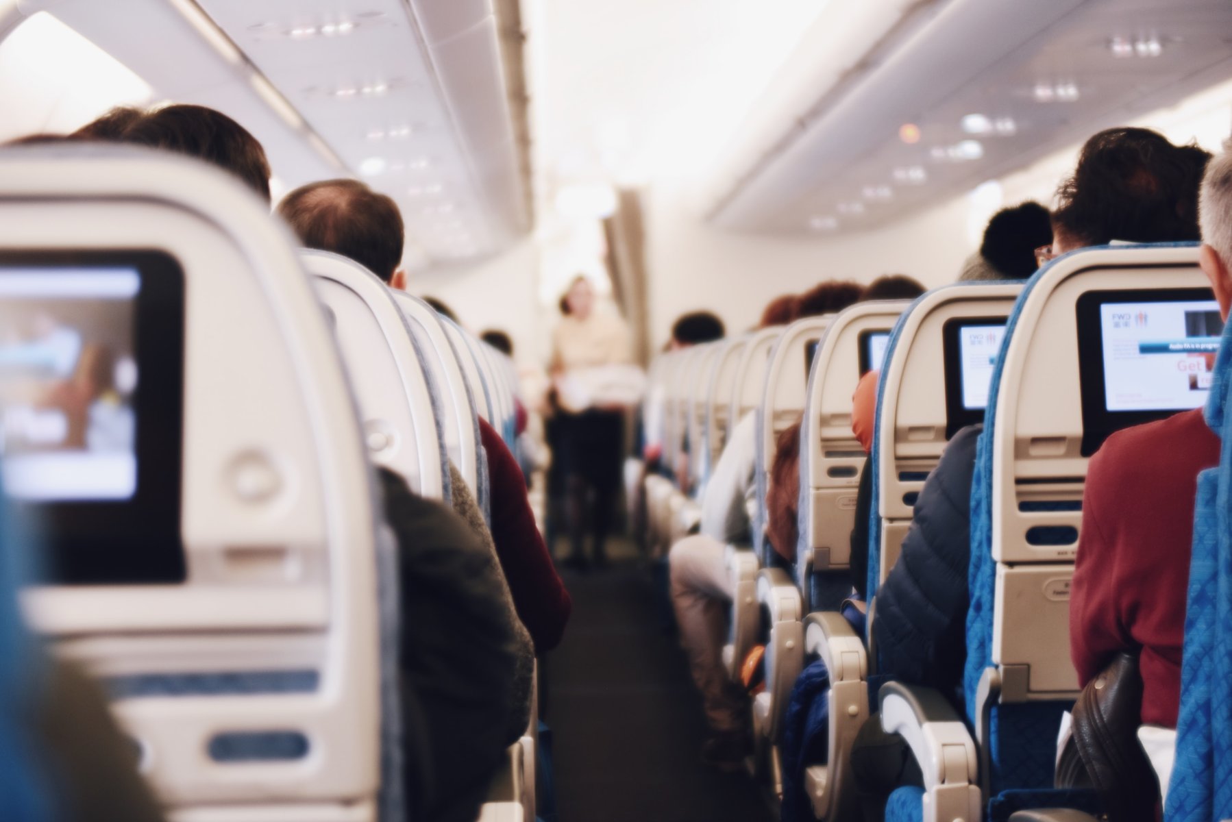 Επιβάτης αεροπλάνου έκανε τσουλήθρα στην έξοδο κινδύνου του αεροπλάνου