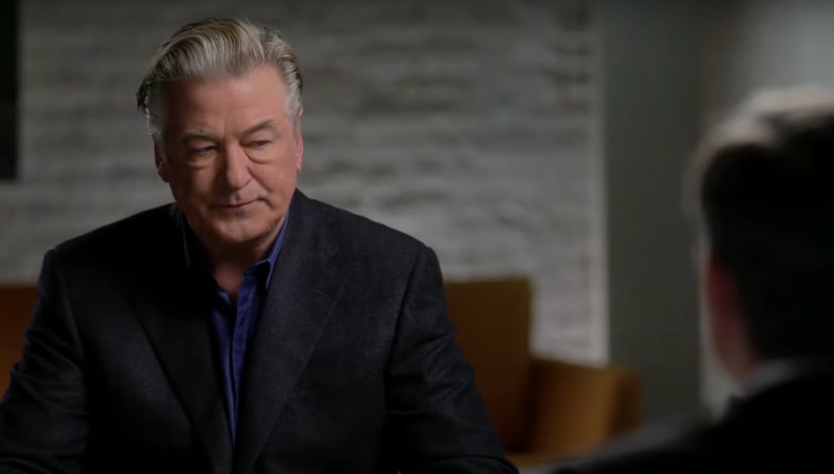 Alec Baldwin: Κάποιος έβαλε στο όπλο αληθινή σφαίρα – «Αν ένιωθα υπεύθυνος θα είχα αυτοκτονήσει»