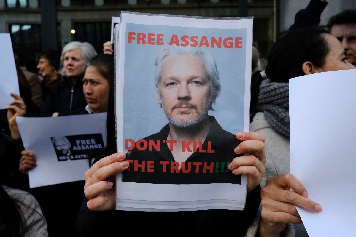 Julian Assange: Βρετανικό δικαστήριο αποφάσισε να εκδοθεί στις ΗΠΑ – Κινδυνεύει με 175 χρόνια φυλάκιση
