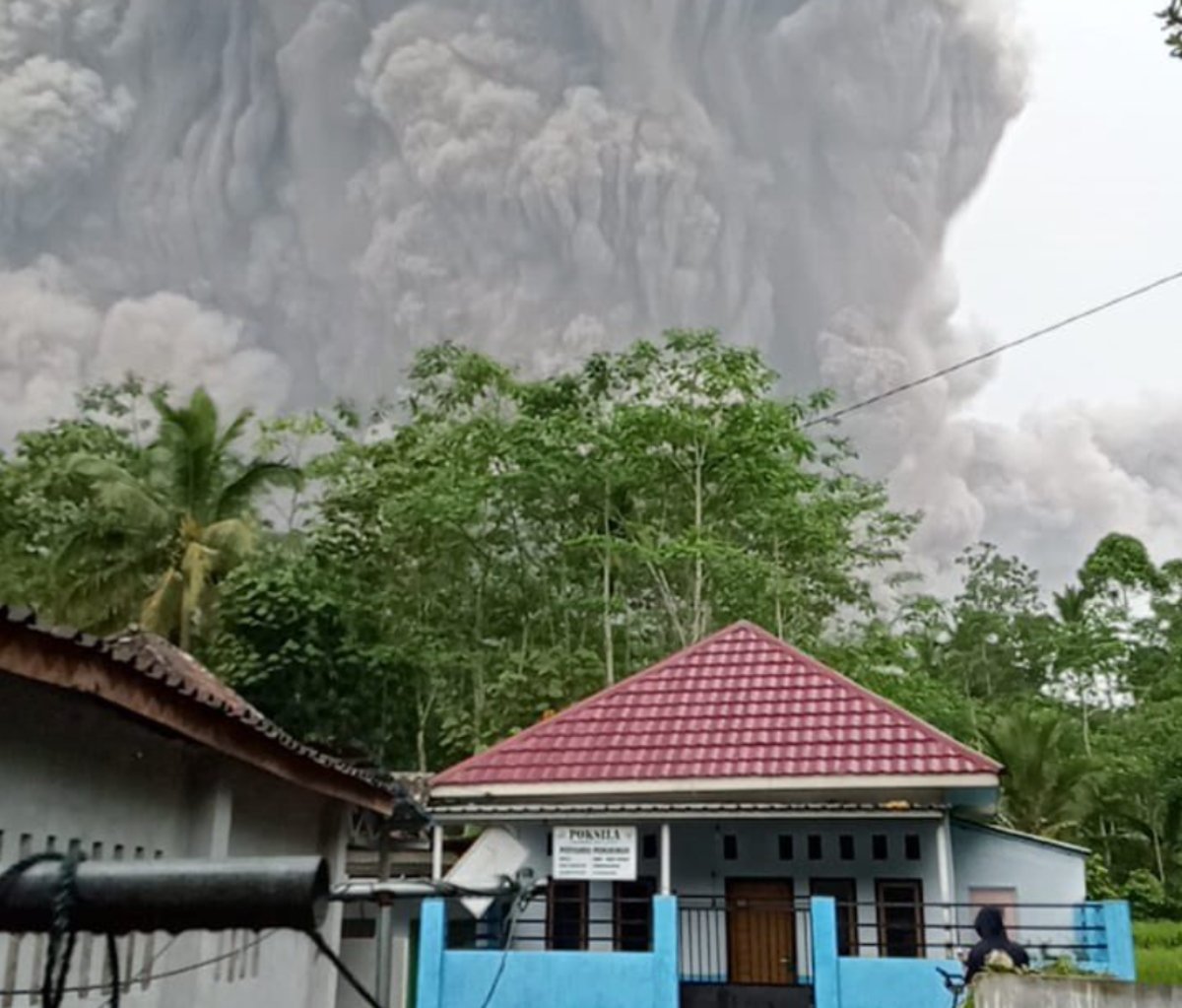 Έκρηξη ηφαιστείου στην Ινδονησία: Τρομακτικά πελώριο σύννεφο τέφρας κάλυψε δύο συνοικίες