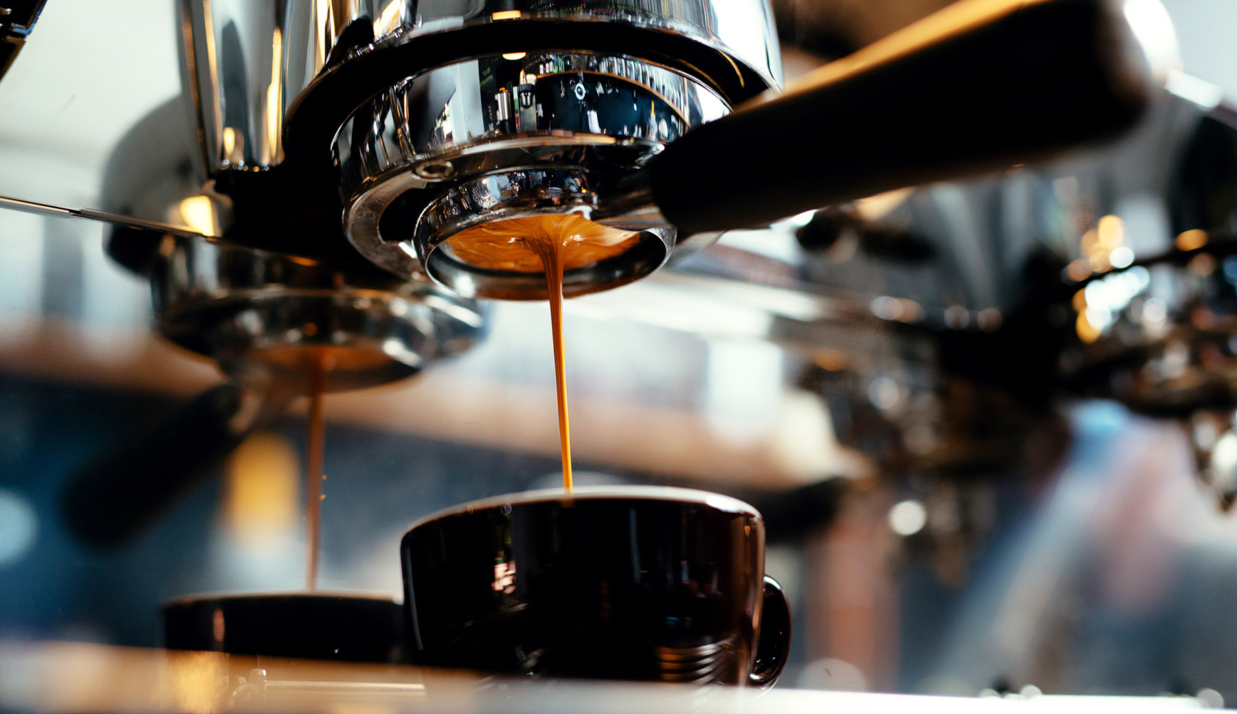 Αυξήσεις στον καφέ από την 1/1: Πώς επηρεάζει το «πράσινο τέλος» την τιμή του