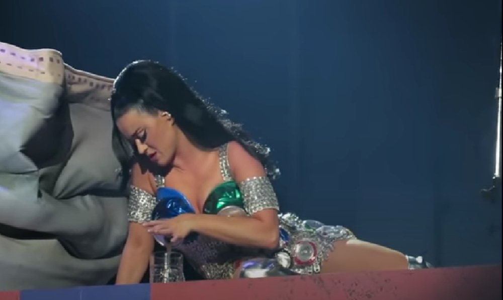 Katy Perry: «Θήλασε» πάνω στη σκηνή και γέμισε ένα ποτήρι με μπύρα