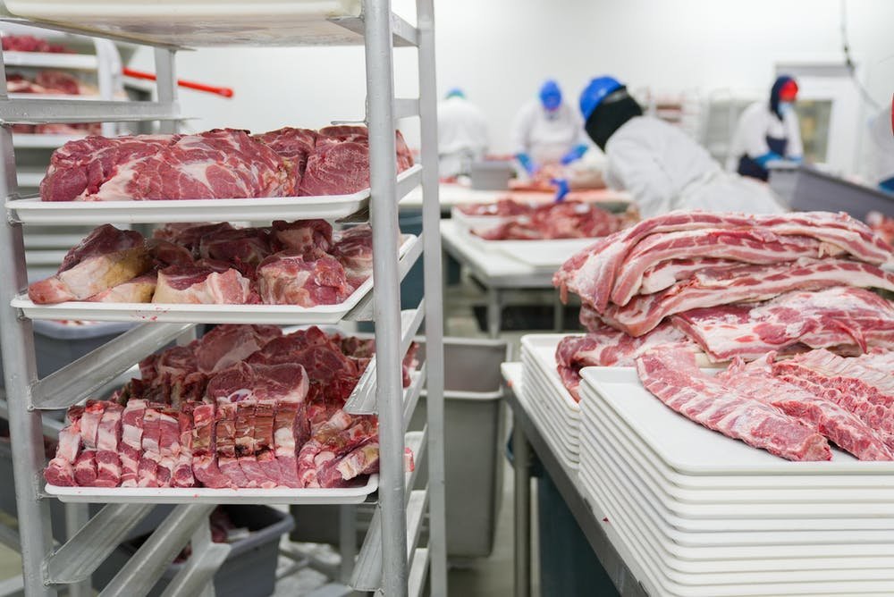 «Οι Ισπανοί πρέπει να τρώνε λιγότερο κρέας για να περιοριστεί η κλιματική κρίση», λέει υπουργός της χώρας