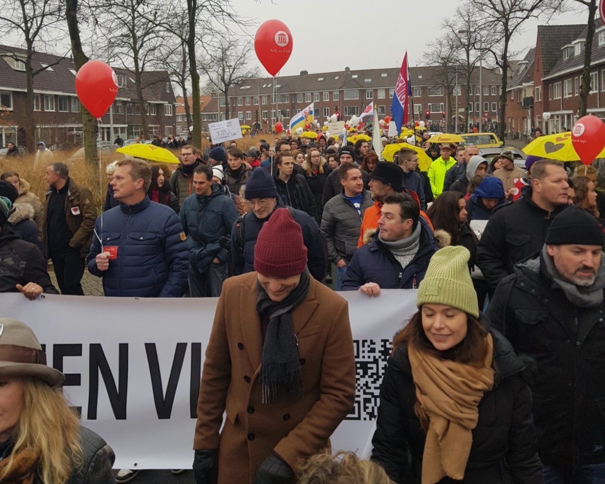 Ολλανδία: Πλήθος κόσμου διαδήλωσε στους δρόμους της Ουτρέχτης για τα νέα μέτρα κατά του κορωνοϊού