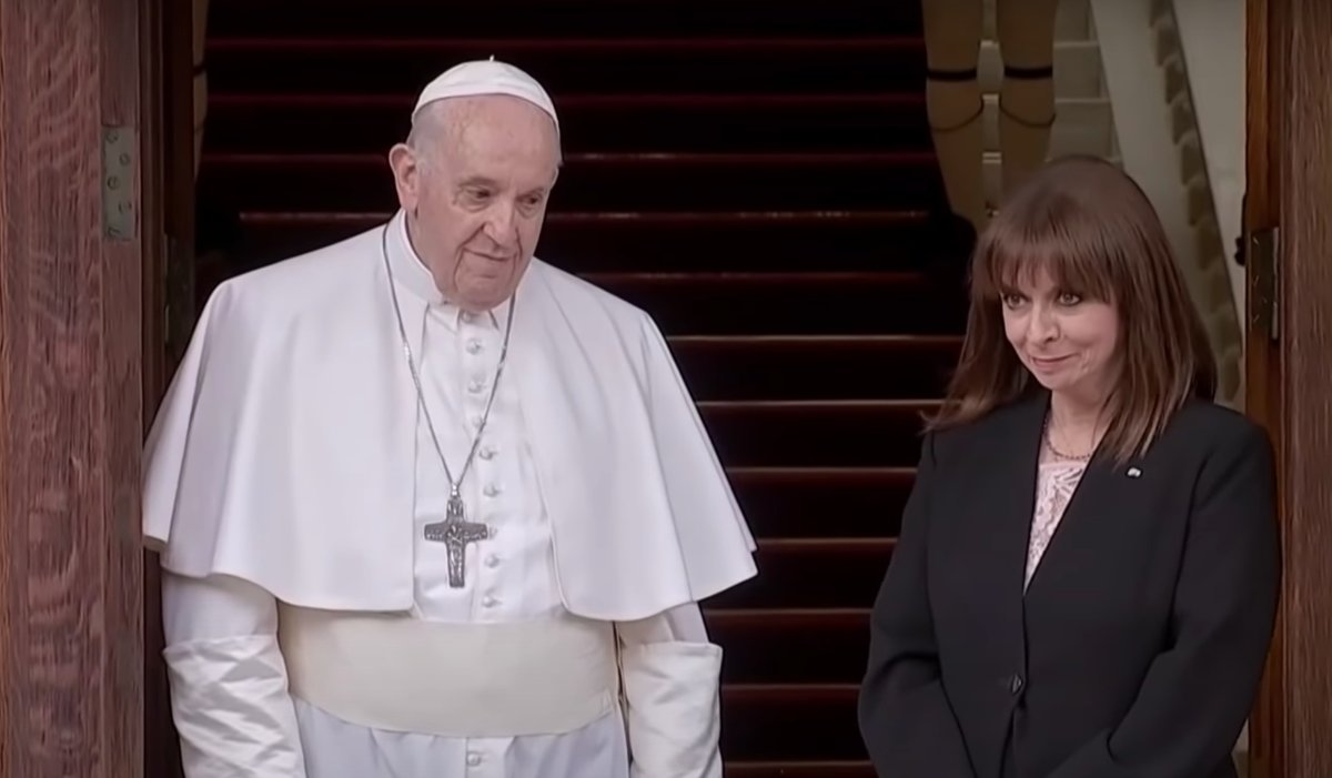 Ο Πάπας Φραγκίσκος προτείνει η Καθολική Εκκλησία να ευλογεί τα ομόφυλα ζευγάρια