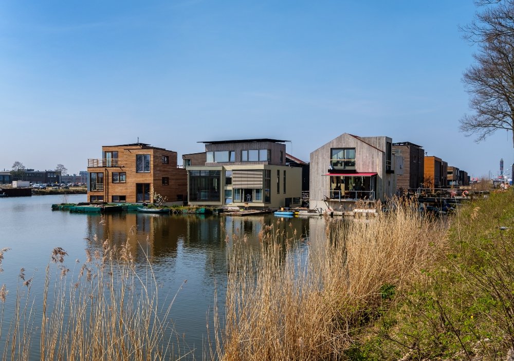 Ολλανδία: Γιατί οι κάτοικοι στρέφονται σε πλωτά σπίτια – Πώς η γειτονιά Schoonschip έγινε από τις νο1 επιλογές