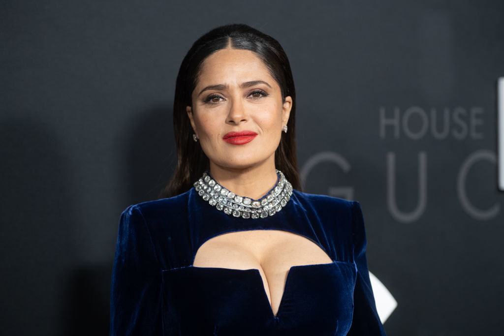 Salma Hayek: Εντυπωσιάζει στα 55 της με άκρως αποκαλυπτικό μπικίνι