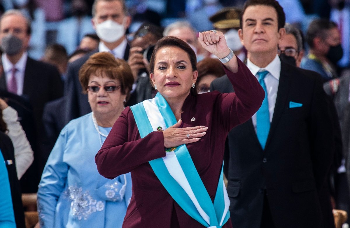 Xiomara Castro: Ορκίστηκε η πρώτη γυναίκα πρόεδρος στην Ονδούρα – «Παραλαμβάνω ένα κράτος σε χρεοκοπία»