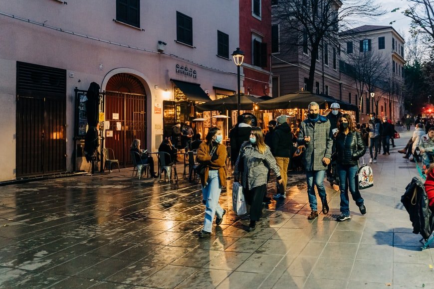 ΠΟΥ: Πάνω από το 50% των Ευρωπαίων θα νοσήσει από την Όμικρον τους επόμενους 2 μήνες