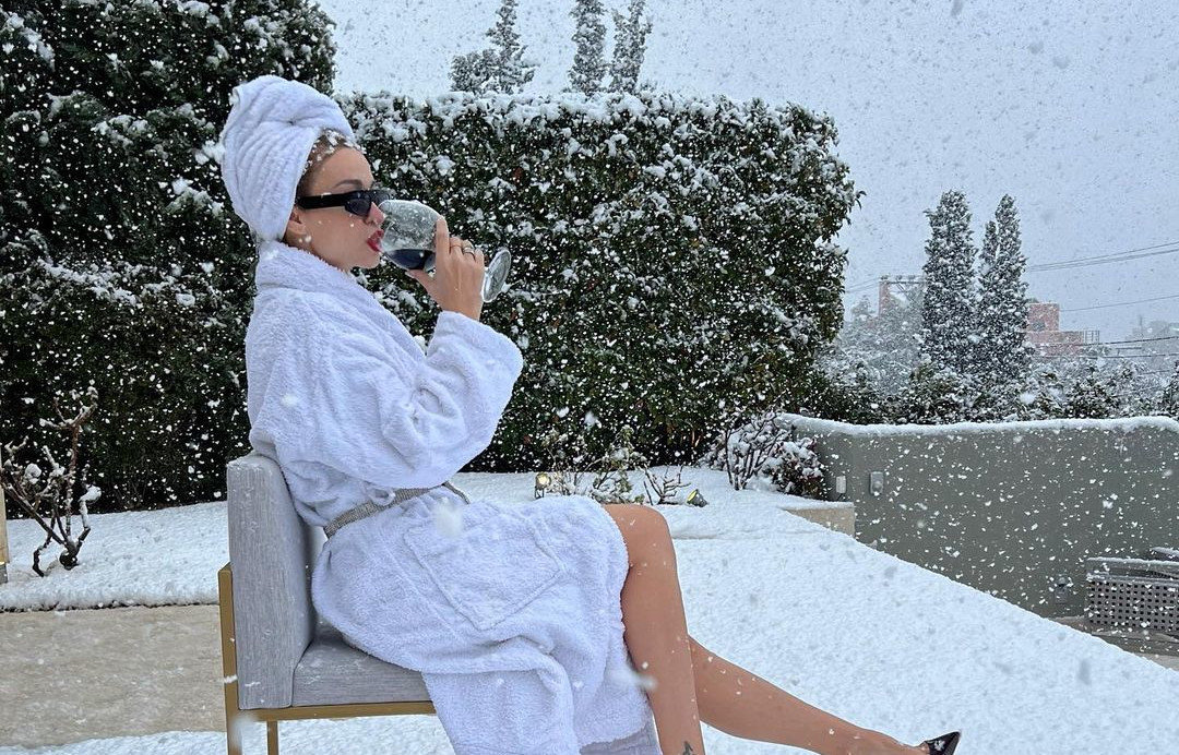 Βασίλισσα Φουρέιρα: Κάθεται στο χιόνι με μπουρνούζι και κρασί