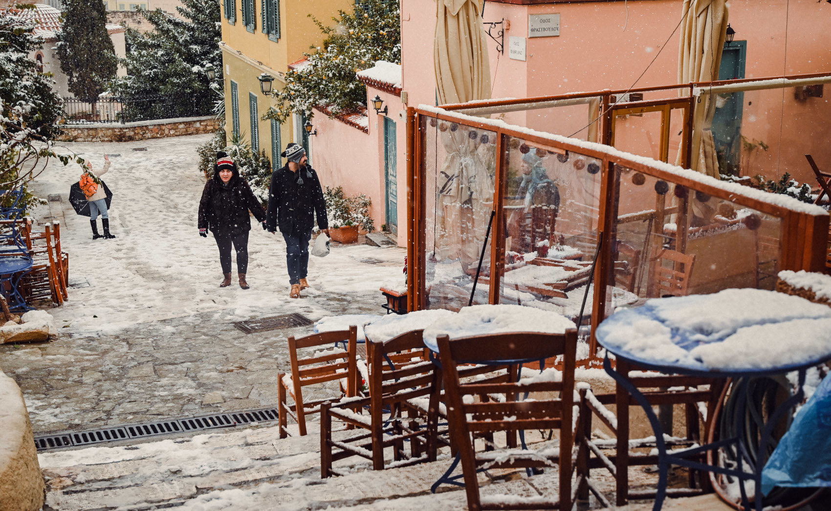 Από το Σύνταγμα ως την Ταξίμ: Σε λευκό πέπλο Αθήνα και Κωνσταντινούπολη Σύνταγμα