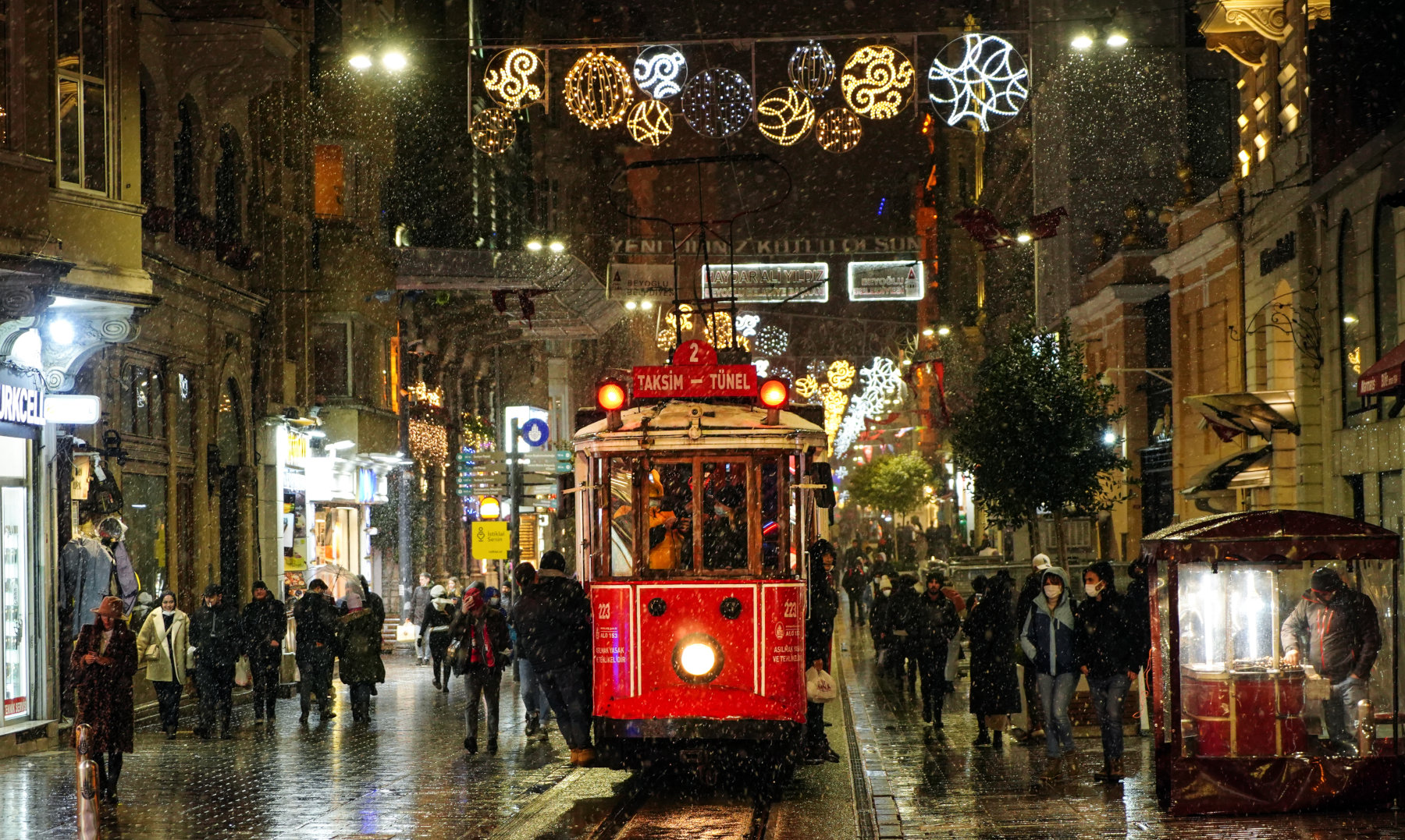 Από το Σύνταγμα ως την Ταξίμ: Σε λευκό πέπλο Αθήνα και Κωνσταντινούπολη Σύνταγμα
