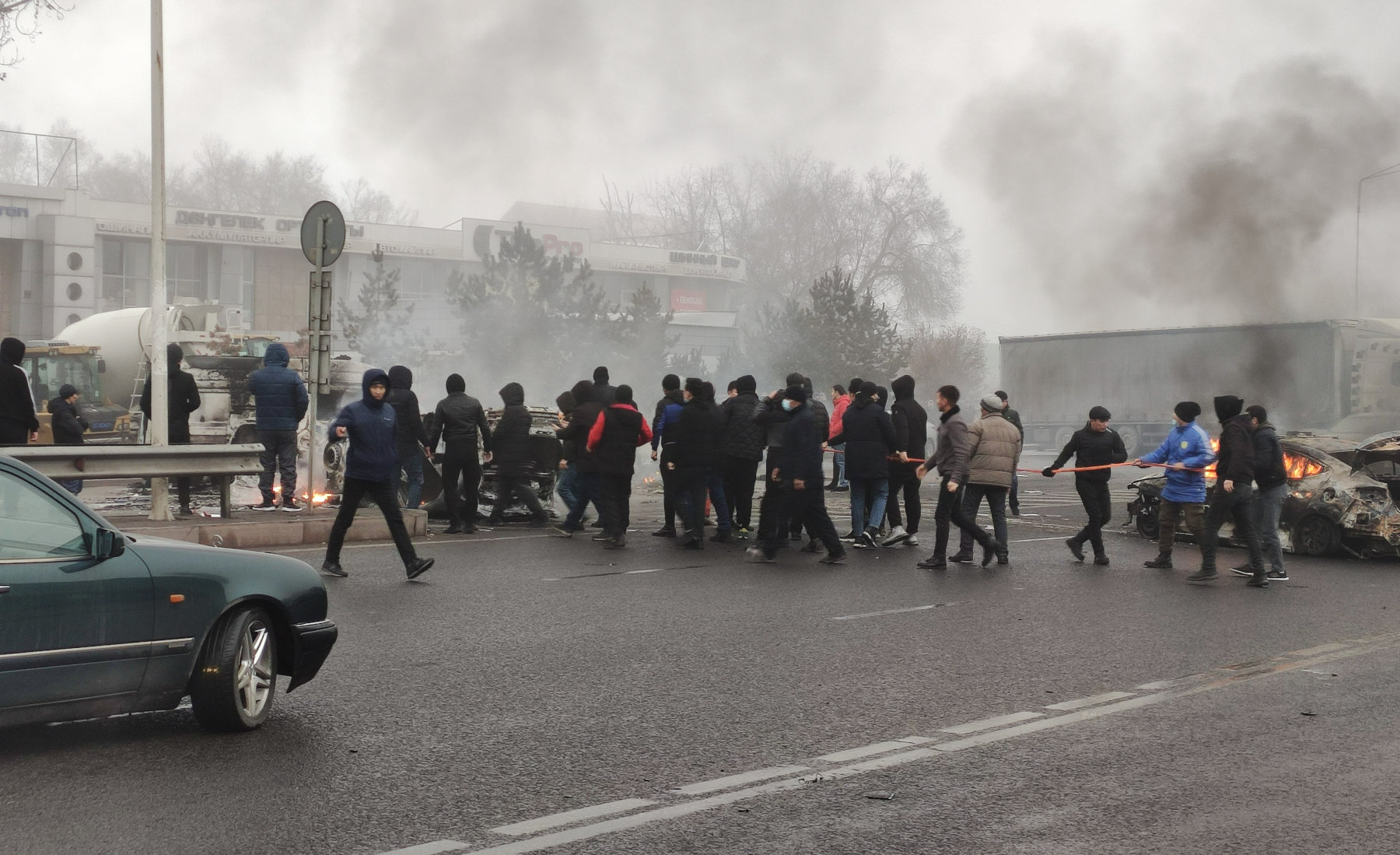 Καζακστάν: Διαδηλώσεις και φωτιές στην Αλμάτι για τις τιμές στα καύσιμα – Παραιτήθηκε το υπουργικό συμβούλιο
