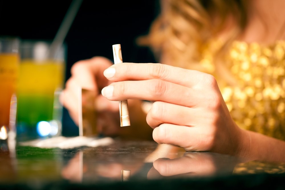 Θεσσαλονίκη: Έρευνες για κύκλωμα μαστροπείας και διακίνησης ναρκωτικών – Η κοκαΐνη ως «δόλωμα» σε νέους