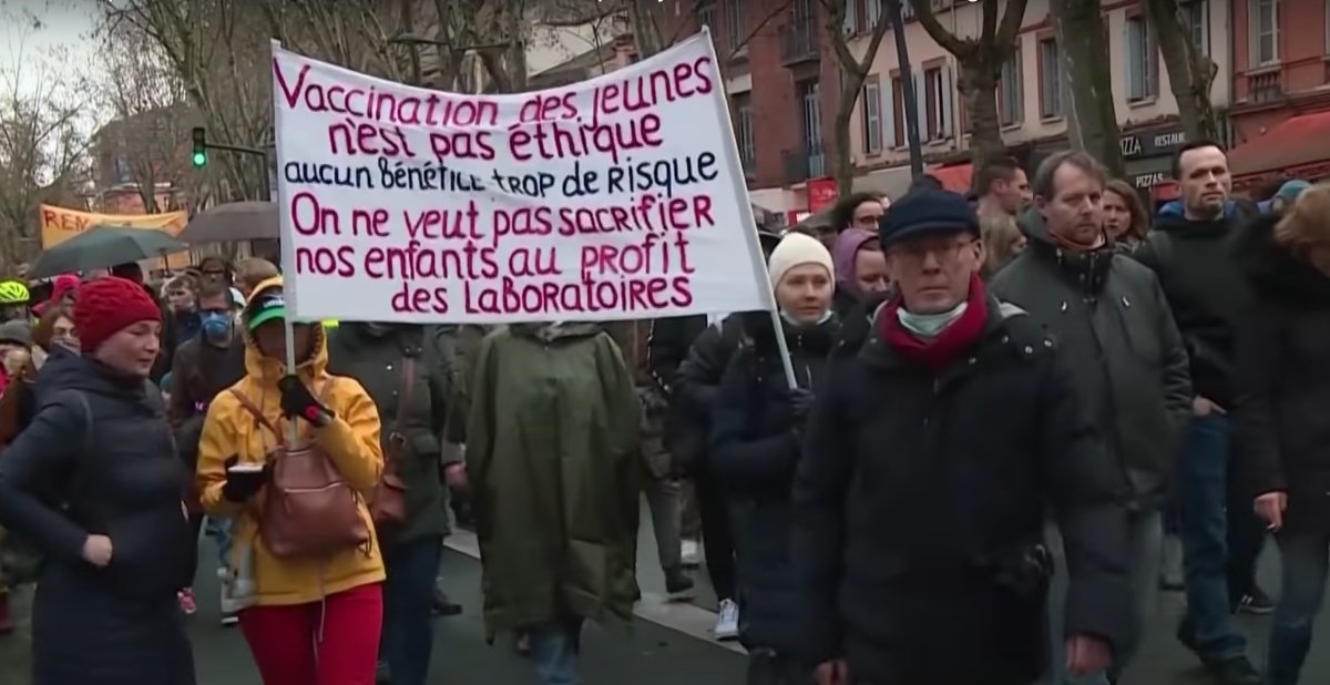 «Εμείς θα σε τσαντίσουμε»: Στους δρόμους οι Παριζιάνοι αντιεμβολιαστές μετά τις δηλώσεις του Emmanuel Macron