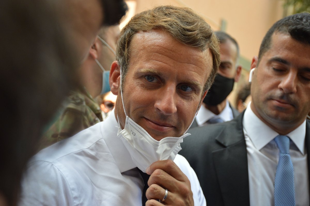 Emmanuel Macron: Με ντομάτες τον υποδέχτηκαν στην πρώτη του εμφάνιση μετά την επανεκλογή του