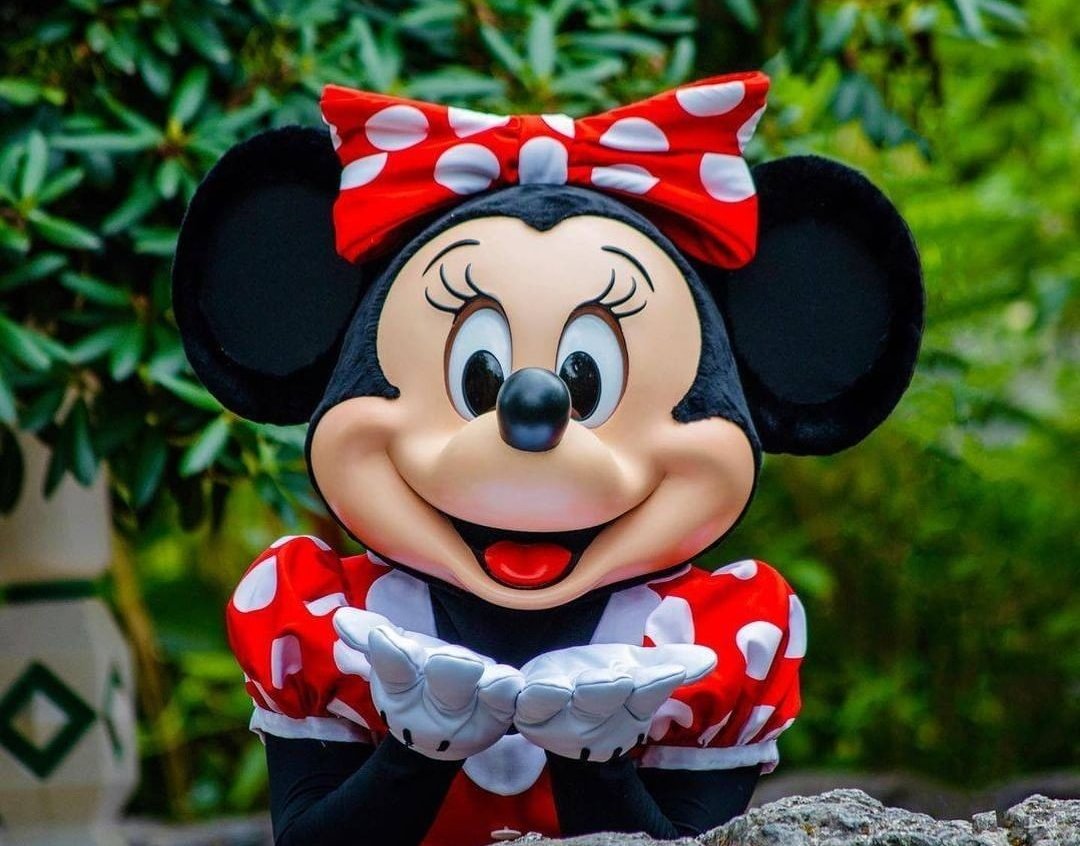 Minnie Mouse: Αλλάζει το πουά κόκκινο φόρεμά της – Το νέο ανδρόγυνο outfit της