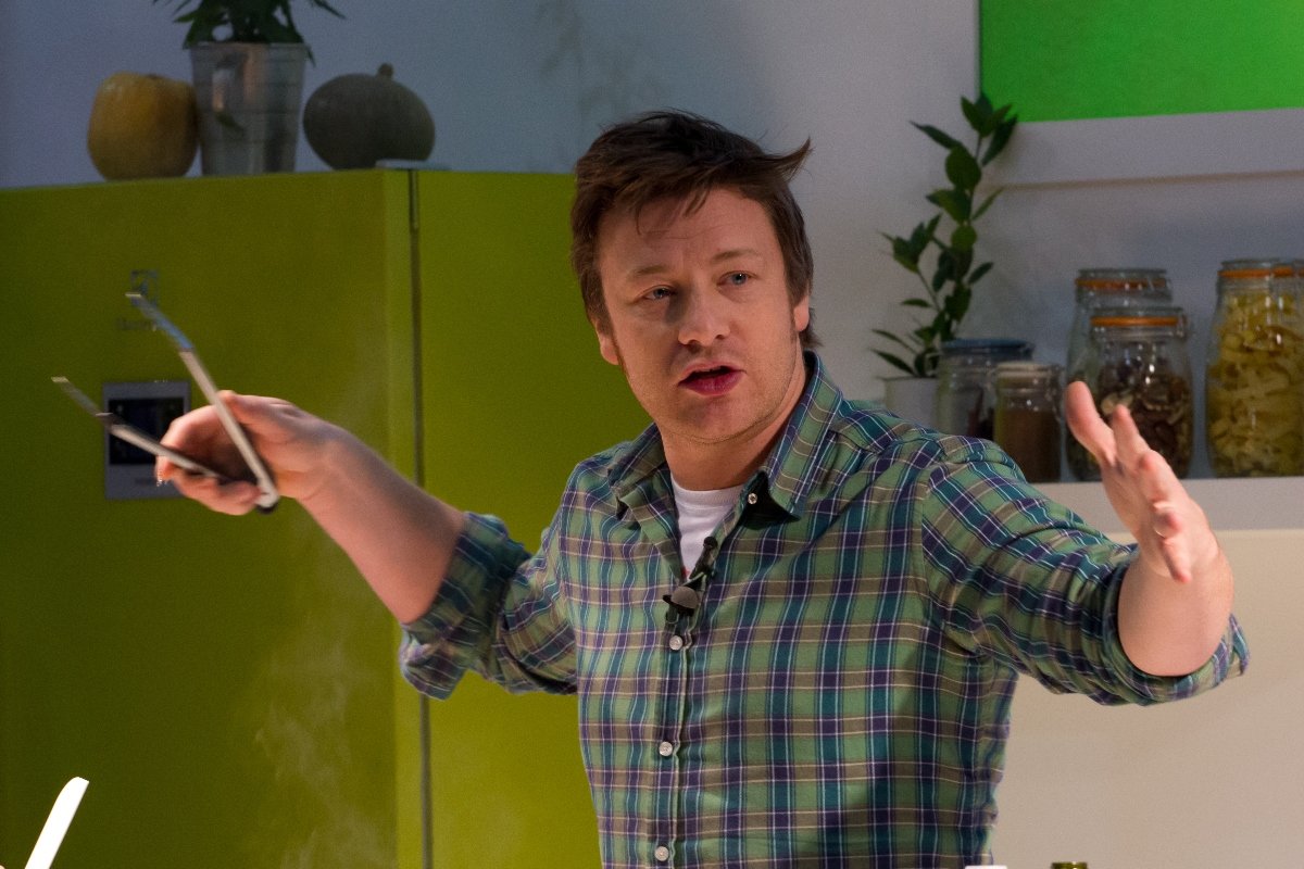 Jamie Oliver: Θα προσλάβει ειδικούς στο cultural appropriation για τις συνταγές στα βιβλία του