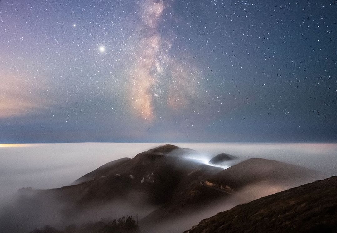 Michael Shainblum: Ο φωτογράφος που τράβηξε σπάνια φωτογραφία του Γαλαξία μας και της Golden Gate Bridge