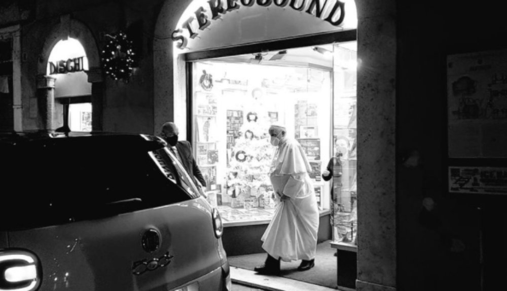 Πάπας Φραγκίσκος: Επισκέπτεται κρυφά δισκάδικο στην Ρώμη και «σπάει» το πρωτόκολλο