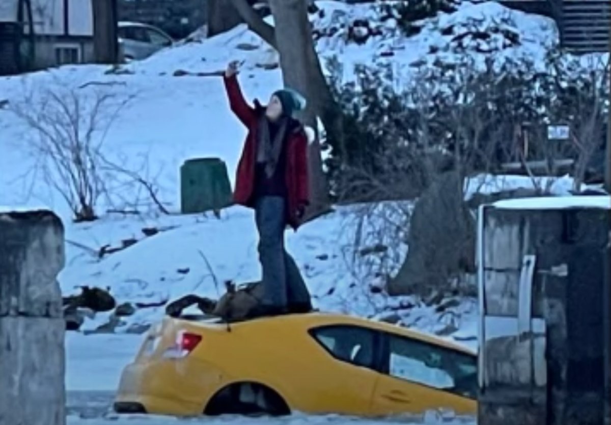 Το είδαμε κι αυτό: Γυναίκα τραβά selfie στο καπό του αυτοκινήτου την ώρα που αυτό βυθίζεται