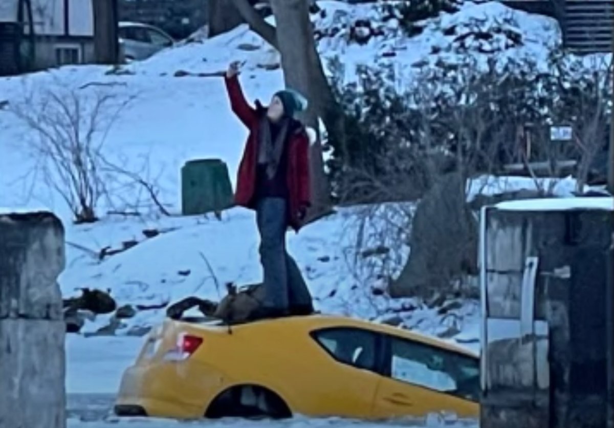 Το είδαμε κι αυτό: Γυναίκα τραβά selfie στο καπό του αυτοκινήτου την ώρα που αυτό βυθίζεται