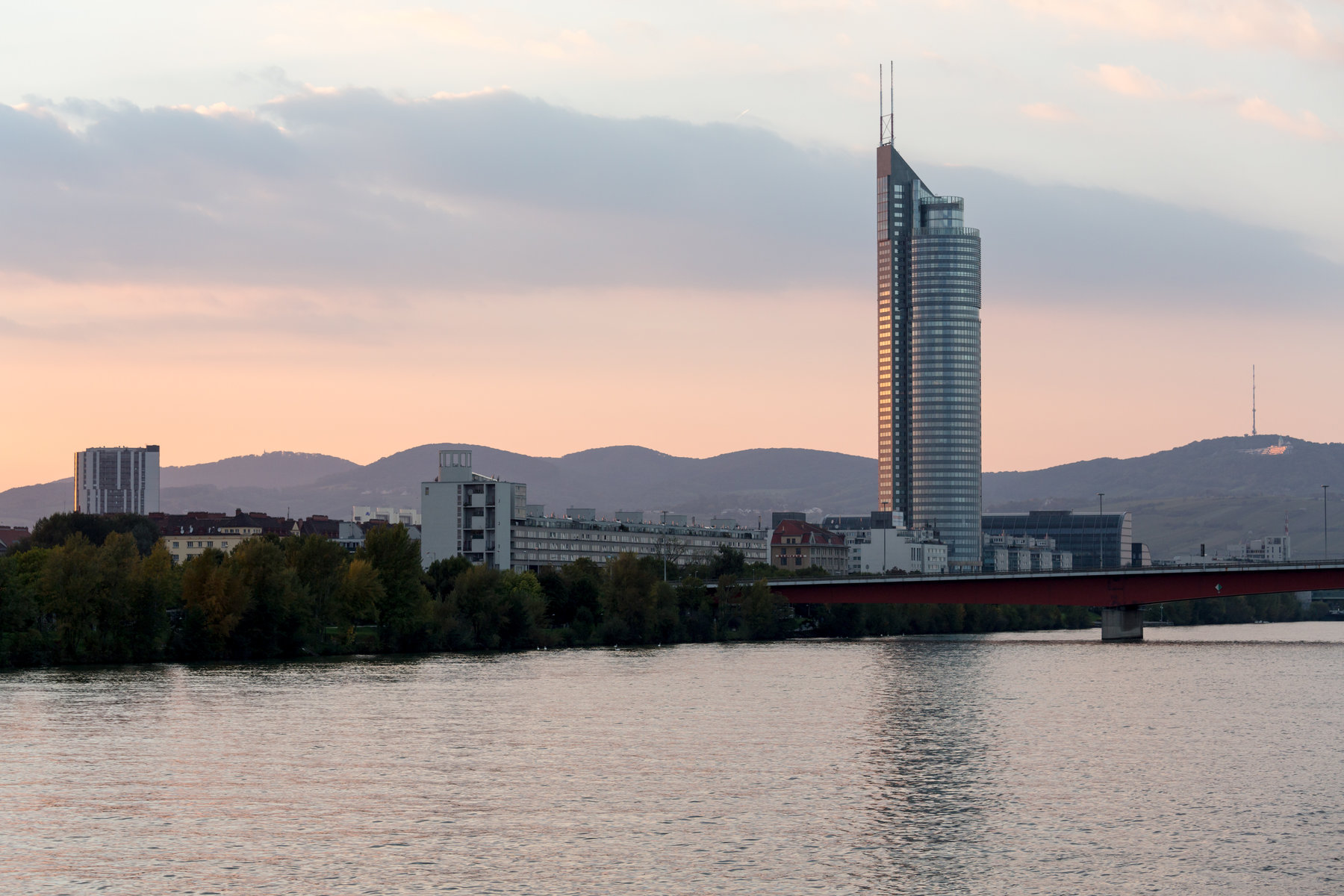 Millenium Tower: Ο ουρανοξύστης των 58 ορόφων που «βυθίζεται» κάθε χρόνο στο έδαφος