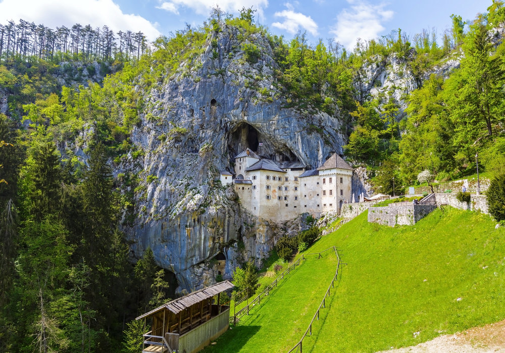 Σλοβενία: Το κάστρο που βρίσκεται στο «στόμα» μιας σπηλιάς και ενέπνευσε τον δημιουργό του Game of Thrones