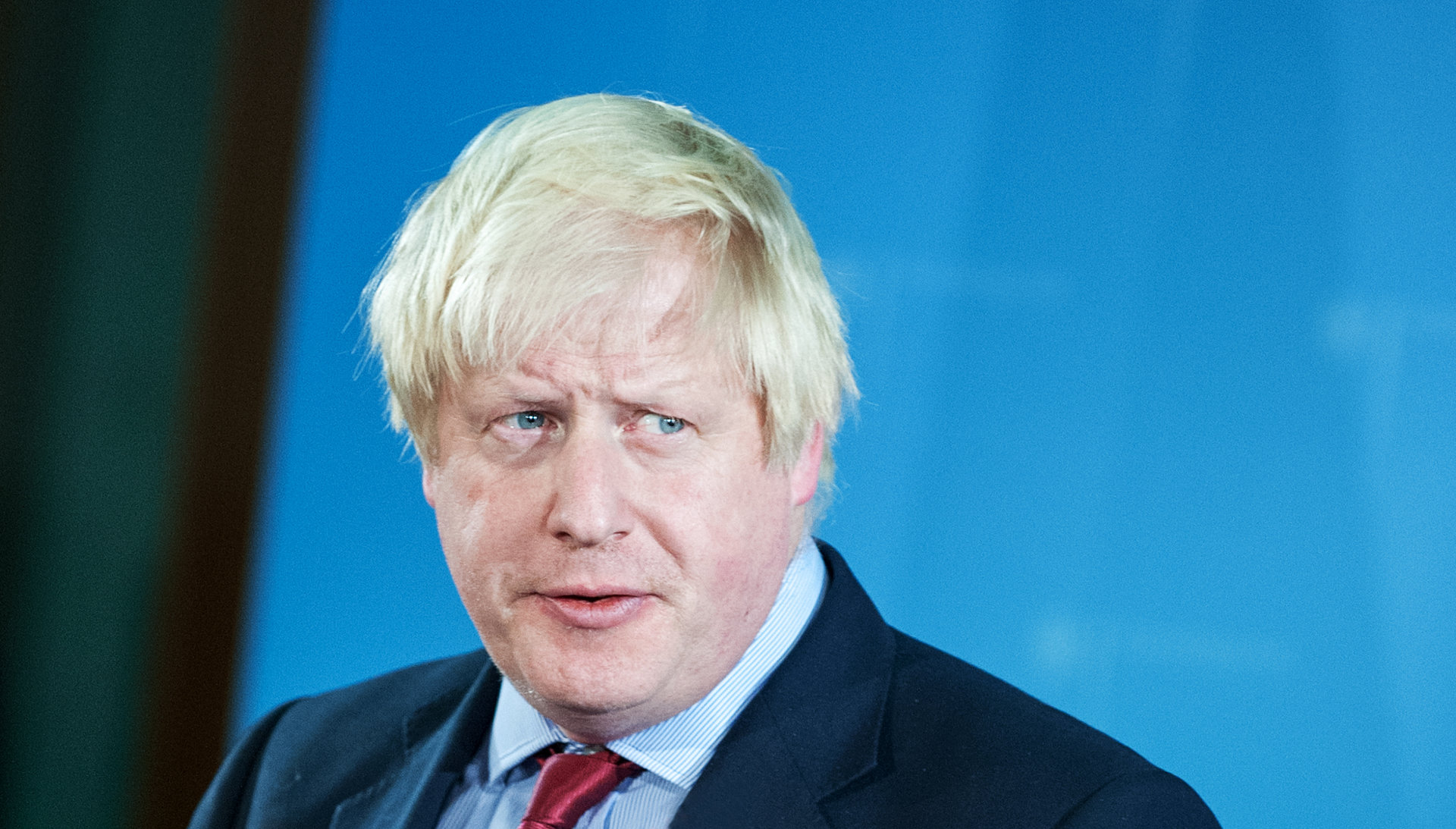 Boris Johnson: Οργή στην Βρετανία για τις χαλαρές διακοπές του στην Κάρυστο