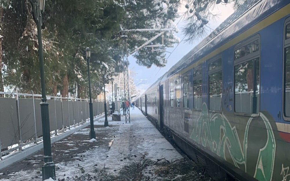 Έντεκα τραυματίες από σιδηροδρομικό ατύχημα στη Λιβαδειά – Στην Αθήνα μεταφέρονται 300 επιβάτες τρένων που εγκλωβίστηκαν στην Οινόη