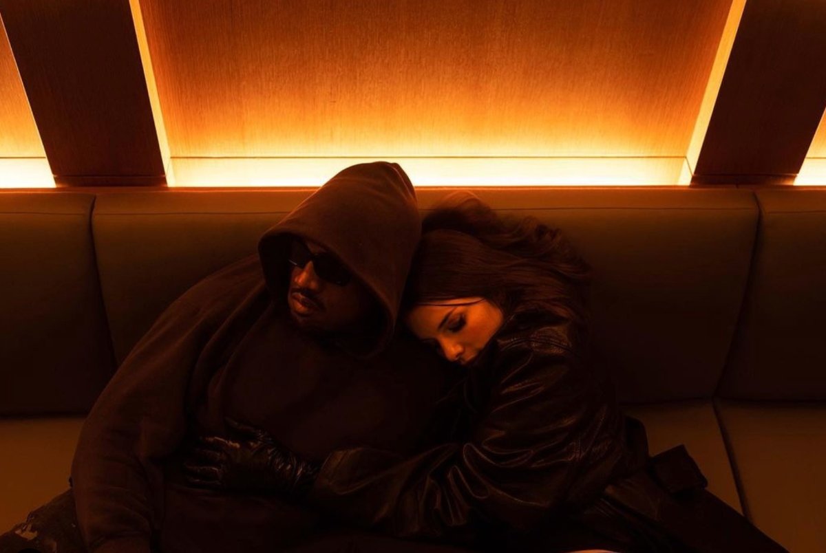 Kanye West ο κιμπάρης: Χάρισε σουίτα ξενοδοχείου γεμάτη με ρούχα στη Julia Fox για το πρώτο τους ραντεβού