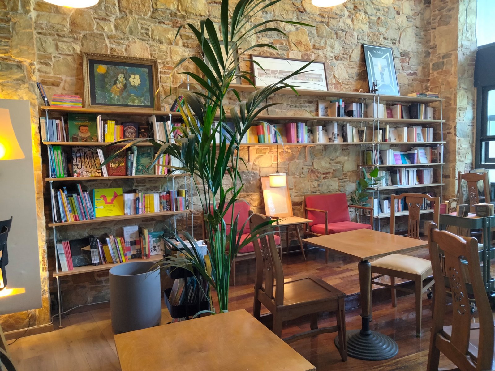 Zatopek, Freethinking Zone, Booktalks: 5 καφέ-βιβλιοπωλεία στην Αθήνα που πρέπει να επισκεφτείς