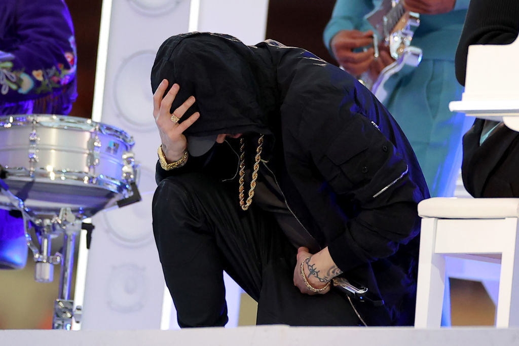 Ο Dr. Dre σχολιάζει το συμβολικό γονάτισμα του Eminem στο Super Bowl