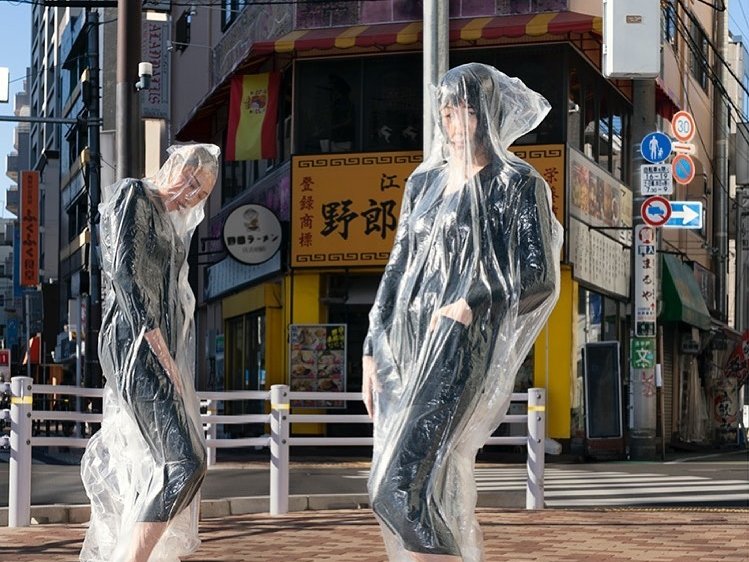 Haruhiko Kawaguchi: Ο Ιάπωνας φωτογράφος που απαθανατίζει οικογένειες και σπίτια μέσα σε πλαστικό