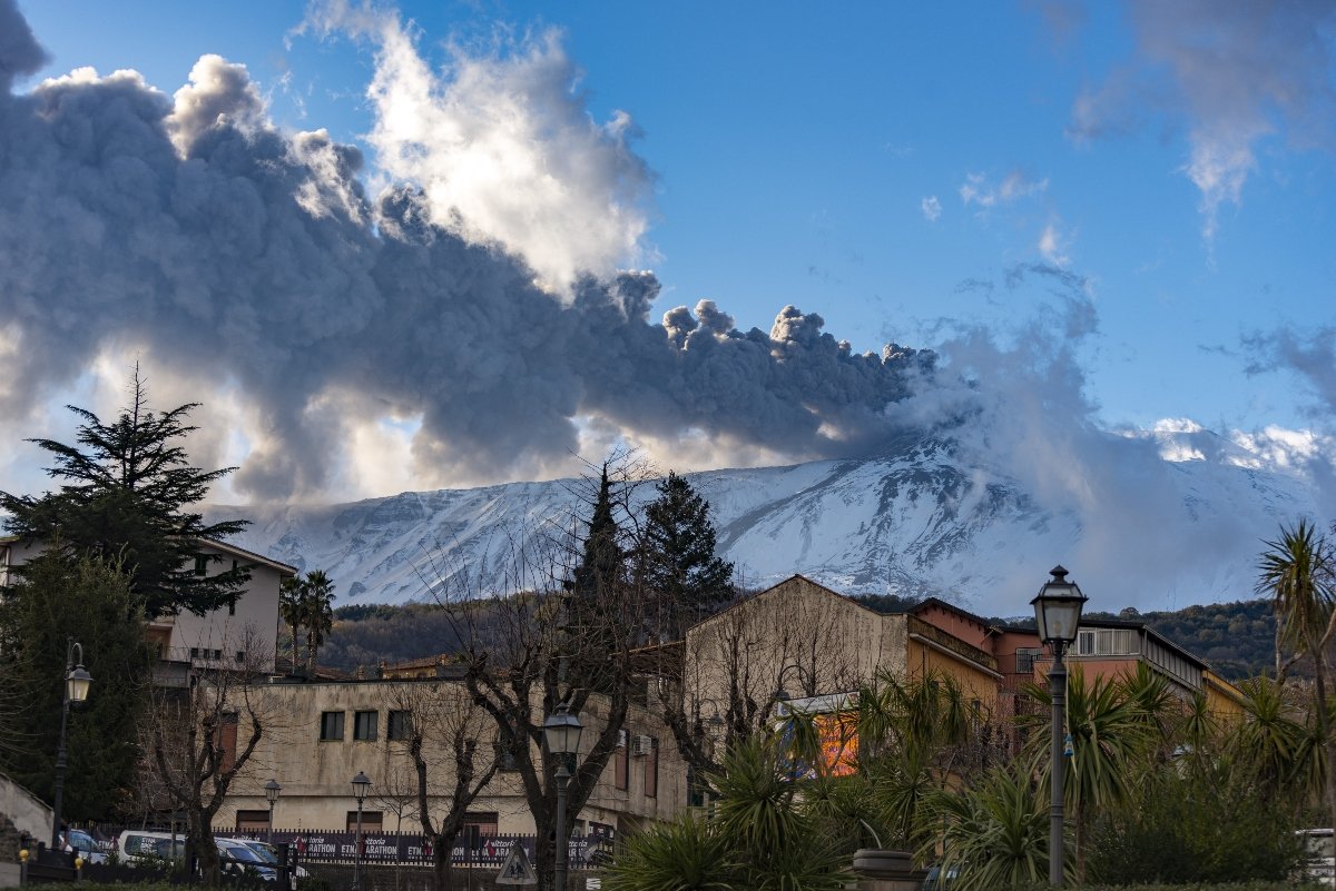 Ιταλία: Η Aίτνα «ξύπνησε» ξανά – Ηφαιστειακή τέφρα έχει γεμίσει τον ουρανό της Σικελίας