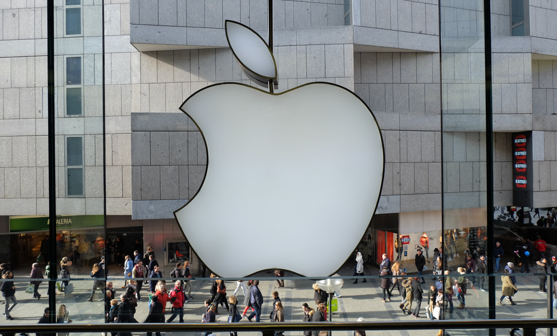 Apple: Παρέμβαση ανεξάρτητης αρχής για τα 100 εκατομμύρια που πήρε το 2021 ο Tim Cook